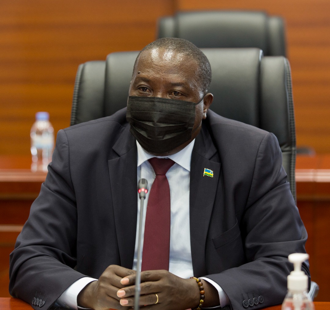 Minisitiri <a href="/gatjmv/">Gatabazi Jean Marie Vianney</a>: Leta yiteguye guha ubufasha bw’ibanze harimo n'ibiribwa abaturage badafite ubushobozi bari mu turere twashyizwe muri gahunda ya guma mu rugo. Turasaba kandi Abaturarwanda bafite ubushobozi gufasha abatishoboye muri ibi bihe. #Sindohoka