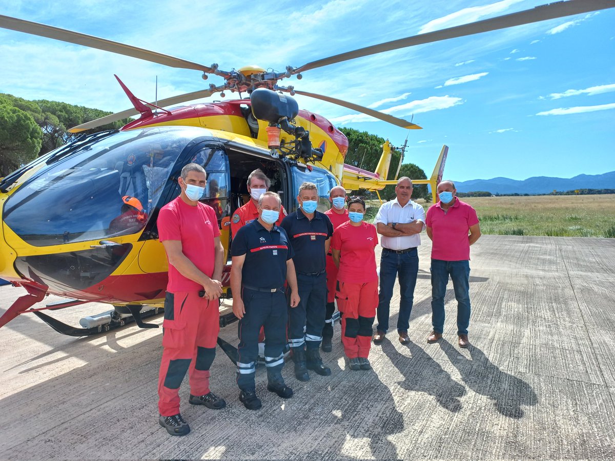 SDIS83's tweet photo. Aujourd'hui accueil de M.Boucher Pascal, responsable  du groupement hélicoptère de @SecCivileFrance et de @grohin_e #DDSIS du #Sdis83 à  la base du Luc. Au programme  visite du détachement #Dragon83, présentation des équipages #HBE et visite des installations. https://t.co/BtpO6LpzGy