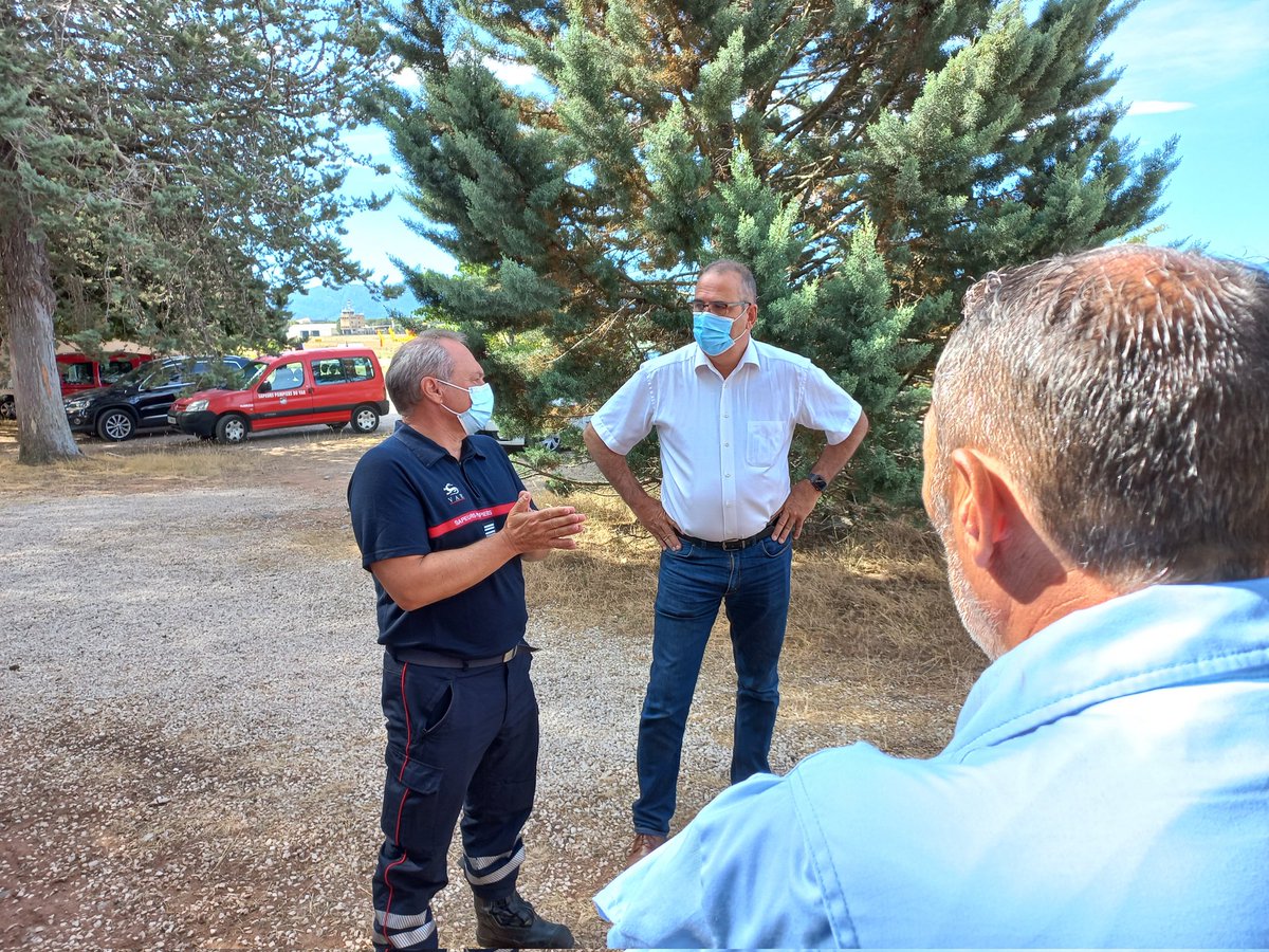 SDIS83's tweet photo. Aujourd'hui accueil de M.Boucher Pascal, responsable  du groupement hélicoptère de @SecCivileFrance et de @grohin_e #DDSIS du #Sdis83 à  la base du Luc. Au programme  visite du détachement #Dragon83, présentation des équipages #HBE et visite des installations. https://t.co/BtpO6LpzGy