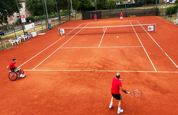 #Tennis Vecchie glorie viola in campo per una giornata di tennis oltre le barriere bit.ly/2TeN27i
