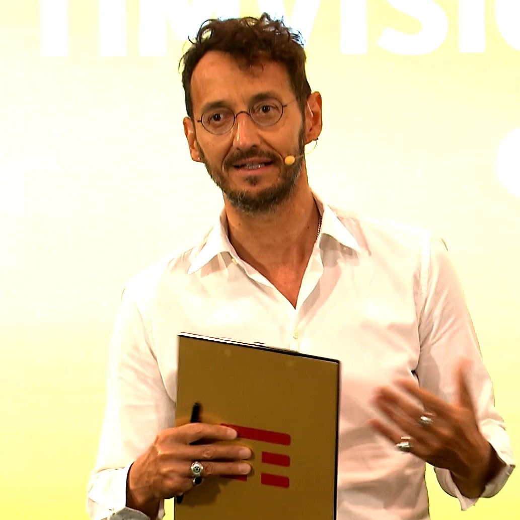 TIM_Official's tweet image. Intervengono alla presentazione del #PalinsestoTIMVISION 2021/2022: 
Luca Josi, Direttore Brand Strategy, Media &amp;amp; Multimedia Entertainment di TIM e Antonella Dominici, Responsabile TIMVISION and Entertainment Products.
#TIMVISION