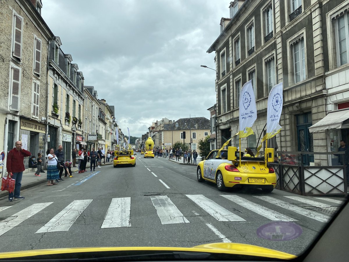 #LCL c est parti pour la caravane du Tour de France . Un public nombreux au rendez-vous malgré les températures frisquettes🦁