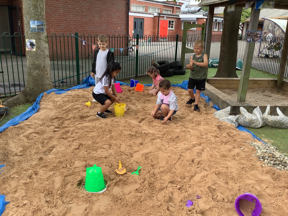cdarwincps's tweet photo. Llandudno comes to Charles Darwin!
#beachday #receptionfun #sandcastles https://t.co/nSKkRMaaED