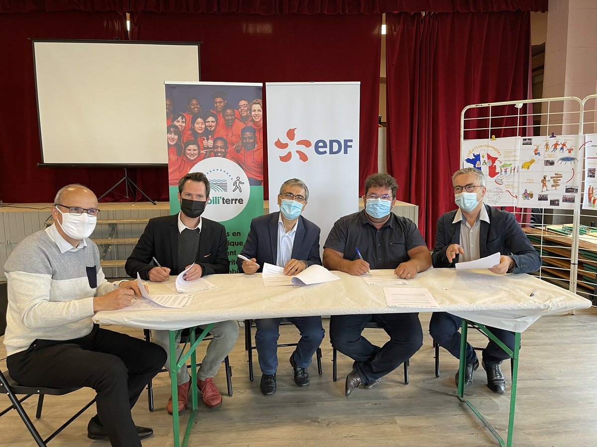 Très fier ce jour d’avoir pu signer la convention Mobili’Terre avec les acteurs de <a href="/sancy_auvergne/">Sancy</a> : grâce à <a href="/EDFofficiel/">EDF</a> et @UnisCiteAuRA 13 jeunes volontaires vont aller à la rencontre des habitants pour les sensibiliser aux nouvelles mobilités 💡🚗🔋! Bravo à eux 🧑‍💼👩‍💼👩‍🏫👨‍💼