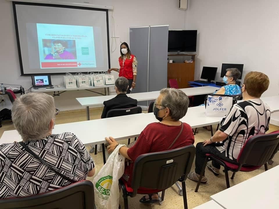 CruzRojaVLC's tweet photo. [#PersonasMayores]
El cuidado de la piel es una de las actuaciones del proyecto #SaludConstante con #personasmayores. Gracias a @MartiDerm hemos repartido kits de soporte dermatológico a personas mayores. En #Valencia:
🛍 320 kits repartidos
🏠 13 sedes
#HandsforHelp #SerCuidador https://t.co/F54pQ2g32u
