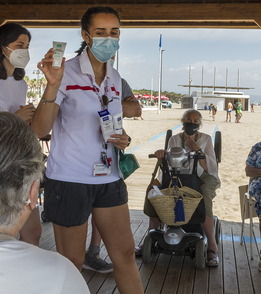 CruzRojaVLC's tweet photo. [#PersonasMayores]
El cuidado de la piel es una de las actuaciones del proyecto #SaludConstante con #personasmayores. Gracias a @MartiDerm hemos repartido kits de soporte dermatológico a personas mayores. En #Valencia:
🛍 320 kits repartidos
🏠 13 sedes
#HandsforHelp #SerCuidador https://t.co/F54pQ2g32u