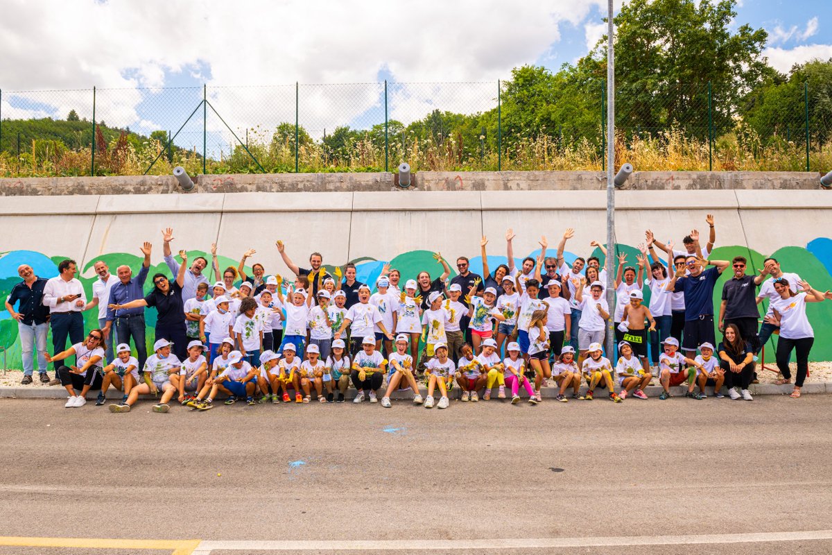 abfoundation's tweet photo. ABF colora Muccia insieme a @Artolution! 🎨

Al via i lavori per realizzare un murales di 100 metri nella zona SAE (soluzioni abitative in emergenza) con i bambini della comunità, il Vice-Presidente ABF @Veronica_Berti_  e il Direttore Generale ABF Laura Biancalani. https://t.co/TNW8uZbaWt