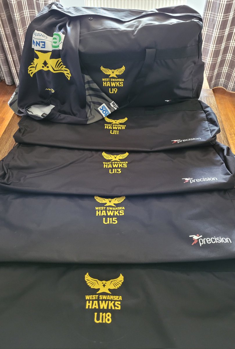 Loving our new Kit Bags for each age group, supplied by Barry @RCSTeamwear 
Thank you 💛🖤

#HawksOnTheRoad
#KitBags

@JoeDaviesWRU @CleoHardyWRU @suggsy316