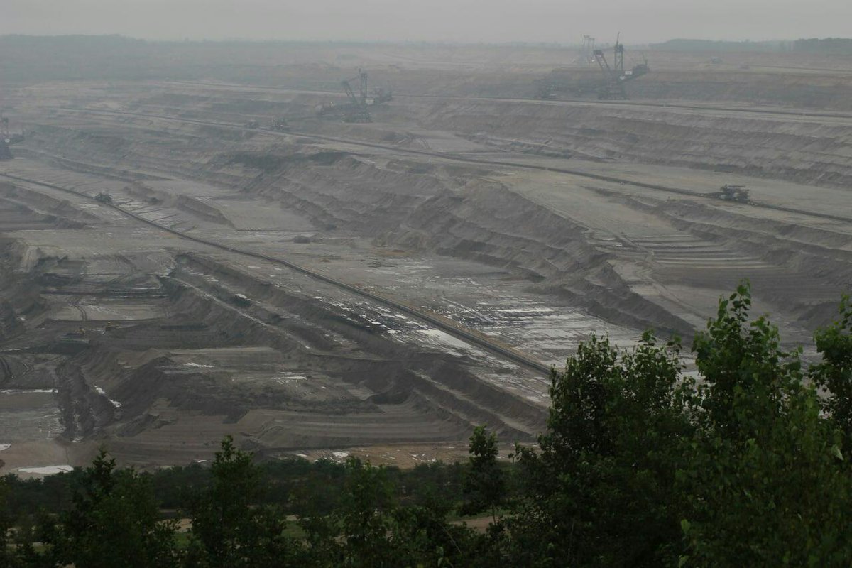 Aktuelles Bild des Tagebaus Hambach. Das Wasser ist bereits abgepumpt.