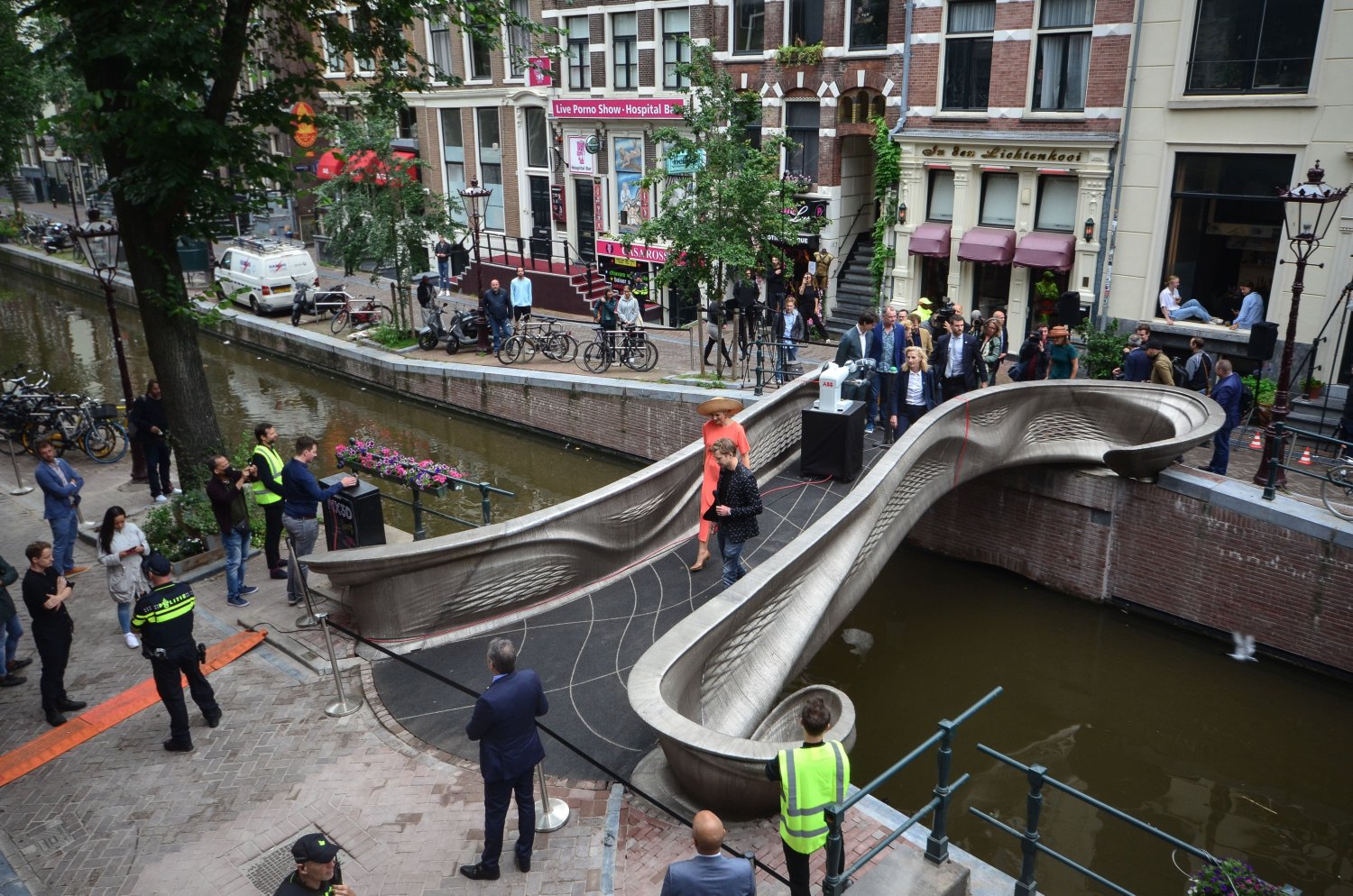 University of Twente on Twitter: "News: World premiere: Her Majesty Queen Máxima opens the first 3D printed steel bridge in Amsterdam's oldest neighbourhood <a href=