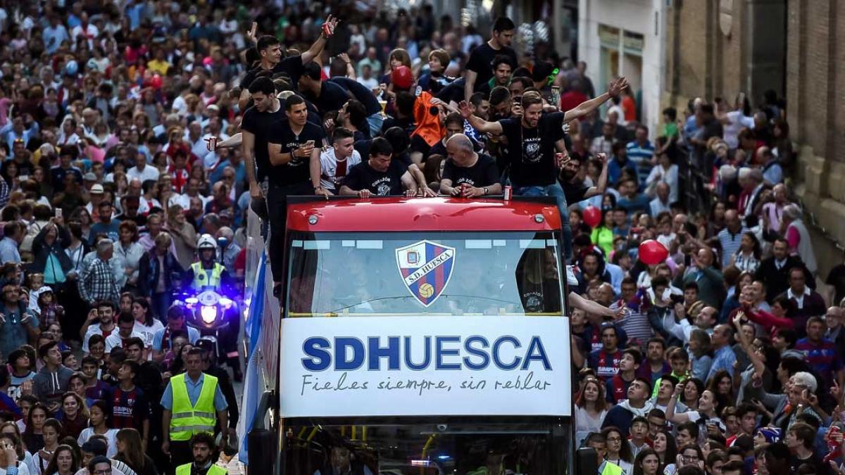 Funbol2's tweet photo. No nos parece imprescindible reducir el número de equipos. Cuesta mucho llegar a primera división, no hay que restar opciones a los equipos modestos.

Nos parece inadecuado jugar los partidos en estadios ajenos y lejos de las aficiones. (4/5) https://t.co/Rx1U7rrXpy