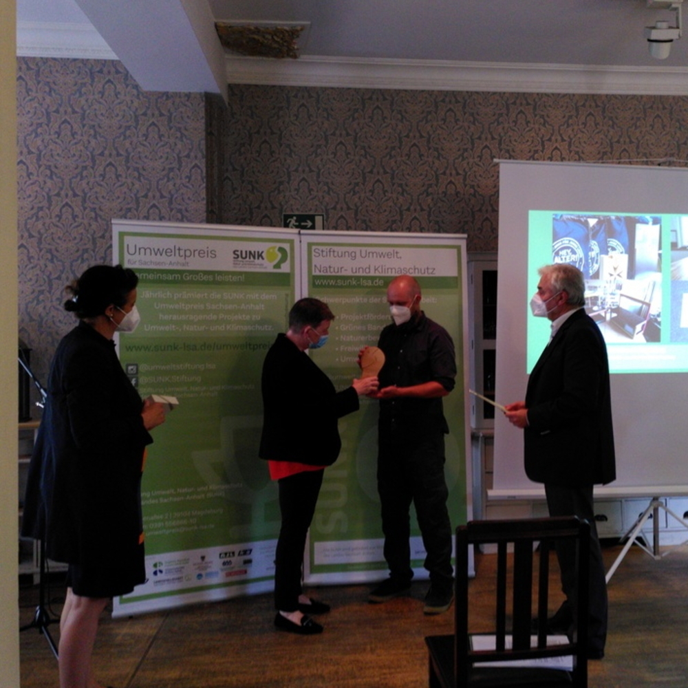 Gestern waren wir bei der Verleihung des 25. Umweltpreises der Umweltstiftung LSA. Wir waren begeistert über die Vielzahl der tollen Projekte, die dort präsentiert wurden. U.a. wurden auch wir (für unsere offene Werkstatt <a href="/macherburg/">Macherburg</a>) geehrt und freuen uns riesig. Danke danke.
