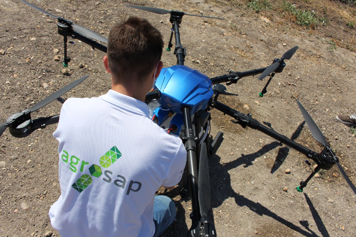 AGROSAPTRIMBLE's tweet photo. 🆒 El dron aplicador #Athos5G desarrollado por Agrosap y @CortevaES. Puede analizar en tiempo real el estado del cultivo y realizar una aplicación inteligente, cuando detecta un problema 🔎🌱.
¿Quieres saber más sobre esta tecnología? 📲 https://t.co/zRYLFdN8v8. https://t.co/haZmkzKytZ