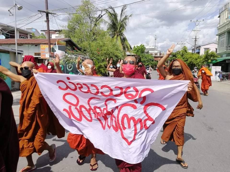 fightergirlLay's tweet photo. #Mandalay Sangha Union Monkd marched to oppose the dictatorship. #MyanmarCovidSOS #July15Coup #WhatsHappeningInMyanmar https://t.co/EiZjVeDkmU