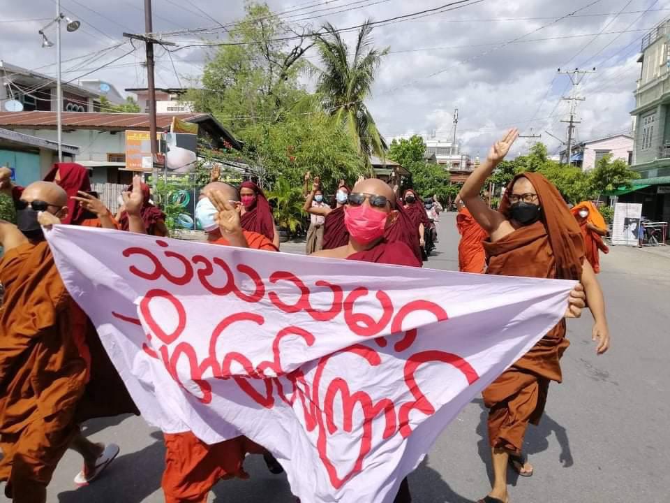 fightergirlLay's tweet photo. #Mandalay Sangha Union Monkd marched to oppose the dictatorship. #MyanmarCovidSOS #July15Coup #WhatsHappeningInMyanmar https://t.co/EiZjVeDkmU