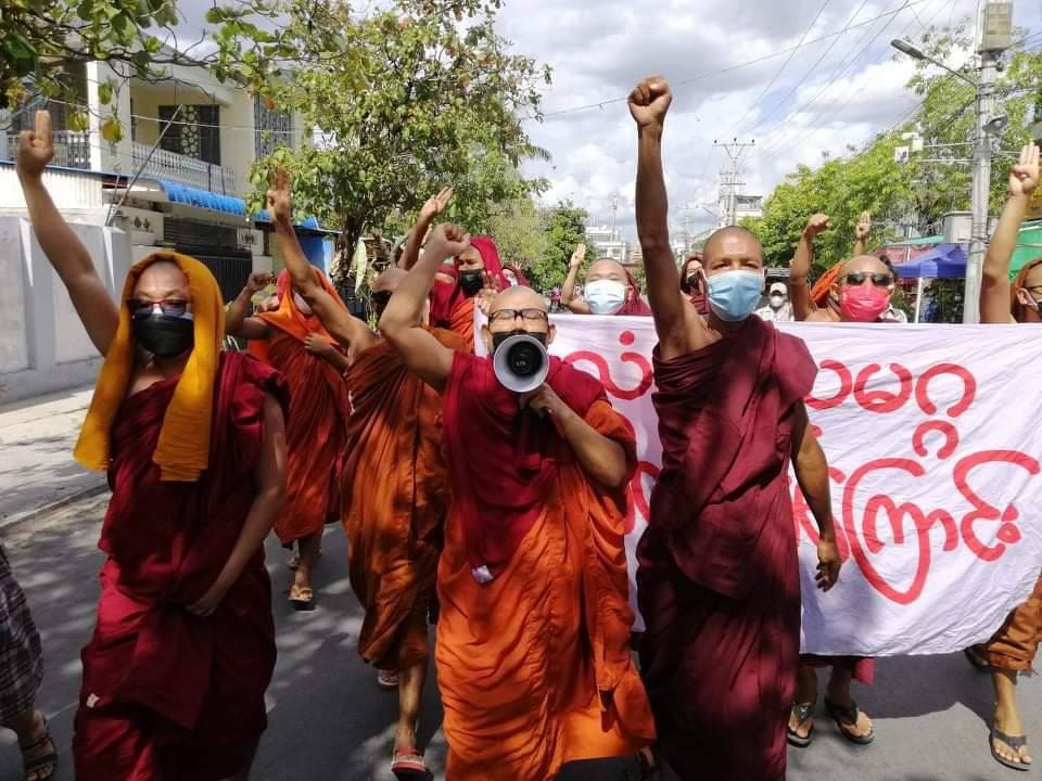 fightergirlLay's tweet photo. #Mandalay Sangha Union Monkd marched to oppose the dictatorship. #MyanmarCovidSOS #July15Coup #WhatsHappeningInMyanmar https://t.co/EiZjVeDkmU