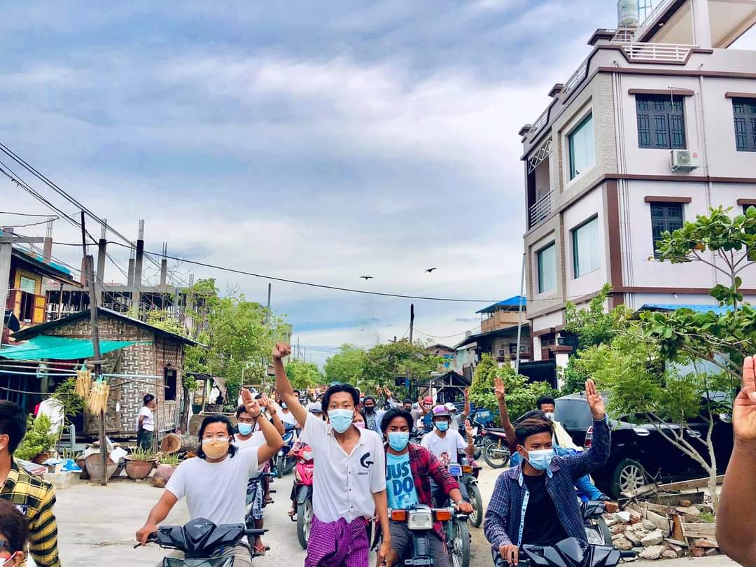 m_krl1's tweet photo. In #Mandalay,#AungPinLal Main
Strike marched with all unrelenting and fearless protesters on the evening of July15, to protest against the military dictatorship despite junta's brutal abductions and deadly oppressions.
#July15Coup #WhatsHappeningInMyanmar #MyanmarCovidSOS https://t.co/xkUeey5RMH
