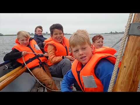 : Harde wind maar dat houdt ons niet tegen. Eerst vuur maken en levend zeeslag, daarna snel de boten waar de dolfijnen een zeilwedstrijd hebben gedaan en de welpen een hike hebben gelopen. Van beide partijen was de eindbestemming bij het strandje waar... tinyurl.com/yjb7u2bc