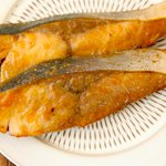 「焼肉のたれ＋ごま油」に漬けるだけで作れる激ウマ焼き魚レシピ‼