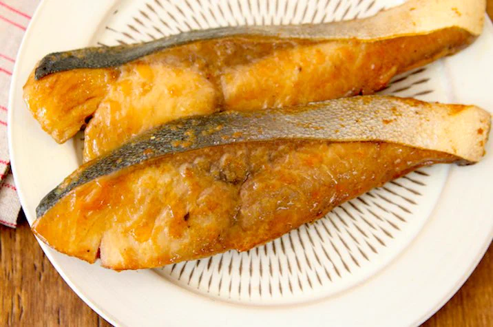 「焼肉のたれ＋ごま油」に漬けるだけで作れる激ウマ焼き魚レシピ‼