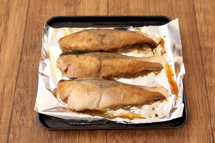 「焼肉のたれ＋ごま油」に漬けるだけで作れる激ウマ焼き魚レシピ‼