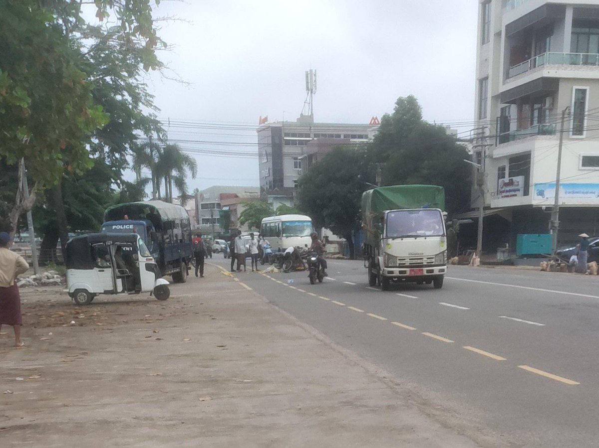 fightergirlLay's tweet photo. In #Bago, Police vehicle crashed on a 45-year-old lemon seller bike while patrolling in town. As per eyewitness, the victim fainted during the accident. #MyanmarCovidSOS #July15Coup #WhatsHappeningInMyanmar https://t.co/1dYez53YF7