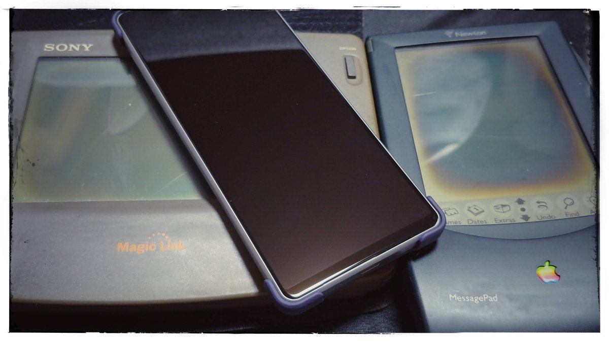 Mar35x's tweet image. スマホの祖先達と最先端スマホの3ショット😙

GeneralMagic SONY Magic Link (PIC-1000)🐰
SONY XPERIA 1 III (SO-51B)📷
Apple Newton (Messagepad 120)🍎

#SONY #MagicLink #XPERIA1III
#AppleComputer #NewtonMessagepad