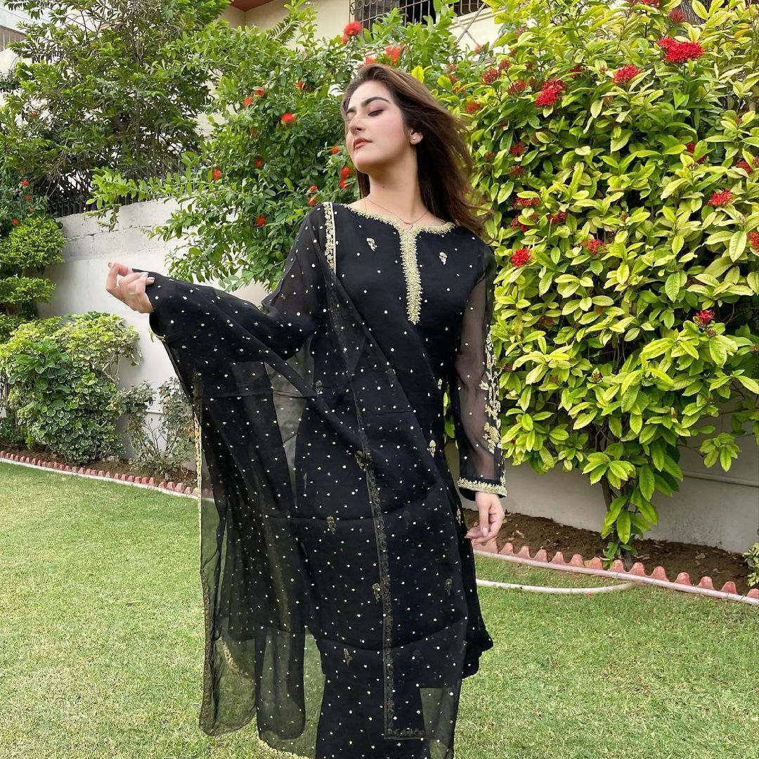 hibaQbukhari's tweet photo. Chandaniya to barse phir kyun mere hath andhere lagte hain #HibaBukhari Wearing #AghaNoor for #EidTeleFilm #AryDigital #TniProductions #ComingSoon 💝 https://t.co/qsvThSAdIZ