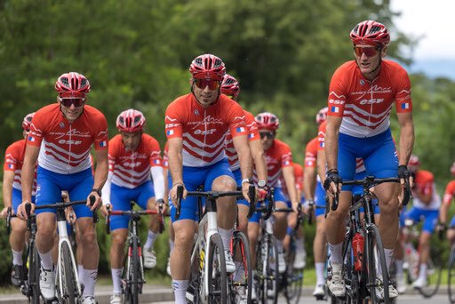 Le peloton <a href="/FranceMontagnes/">francemontagnes</a> avec ses 40 moniteurs <a href="/esf_officiel/">𝗲𝘀𝗳</a> dont le champion <a href="/jmarcgaillard/">jean-marc gaillard</a> s’élance cet après midi sur la montée de Luz Ardiden
<a href="/Luz_Tourisme/">Luz_Tourisme</a> 
<a href="/LeTour/">Tour de France™</a> 
<a href="/hautespyrenees/">Hautes Pyrénées</a> 

Crédit photo : Nils Louna