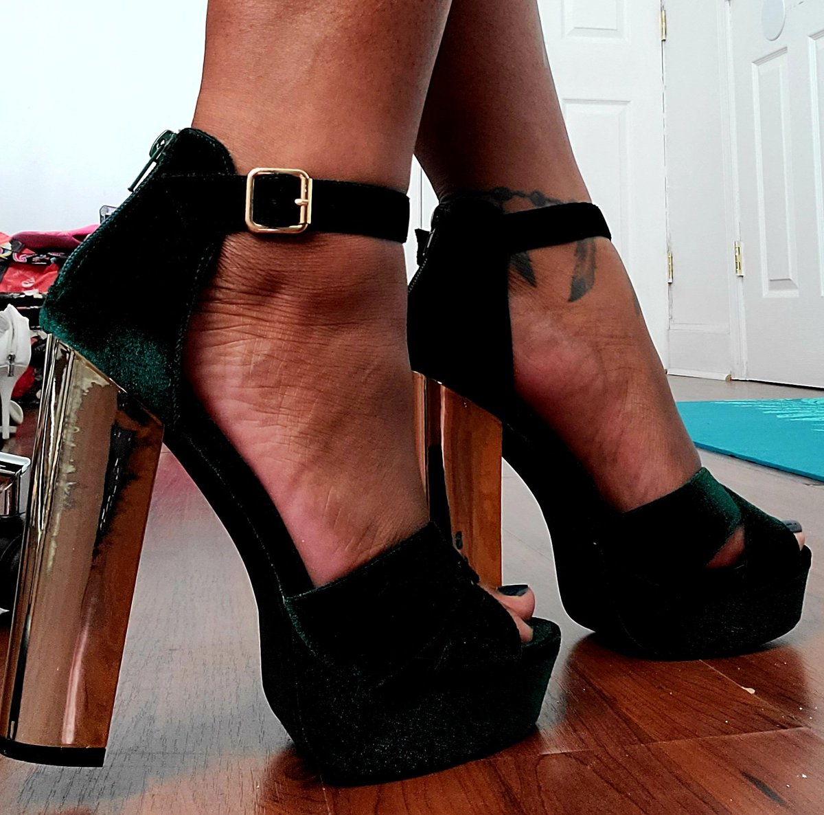 n_phalanges's tweet photo. I am getting a lot of love from the #SugarDaddy community. But I only accept PayPal, zelle, venmo, or cash app. If you can do that, I'll be sweet as cherry pie and smooth as whiskey 😘 #footfetısh #heels #toes #soles https://t.co/sCLR67hpxj