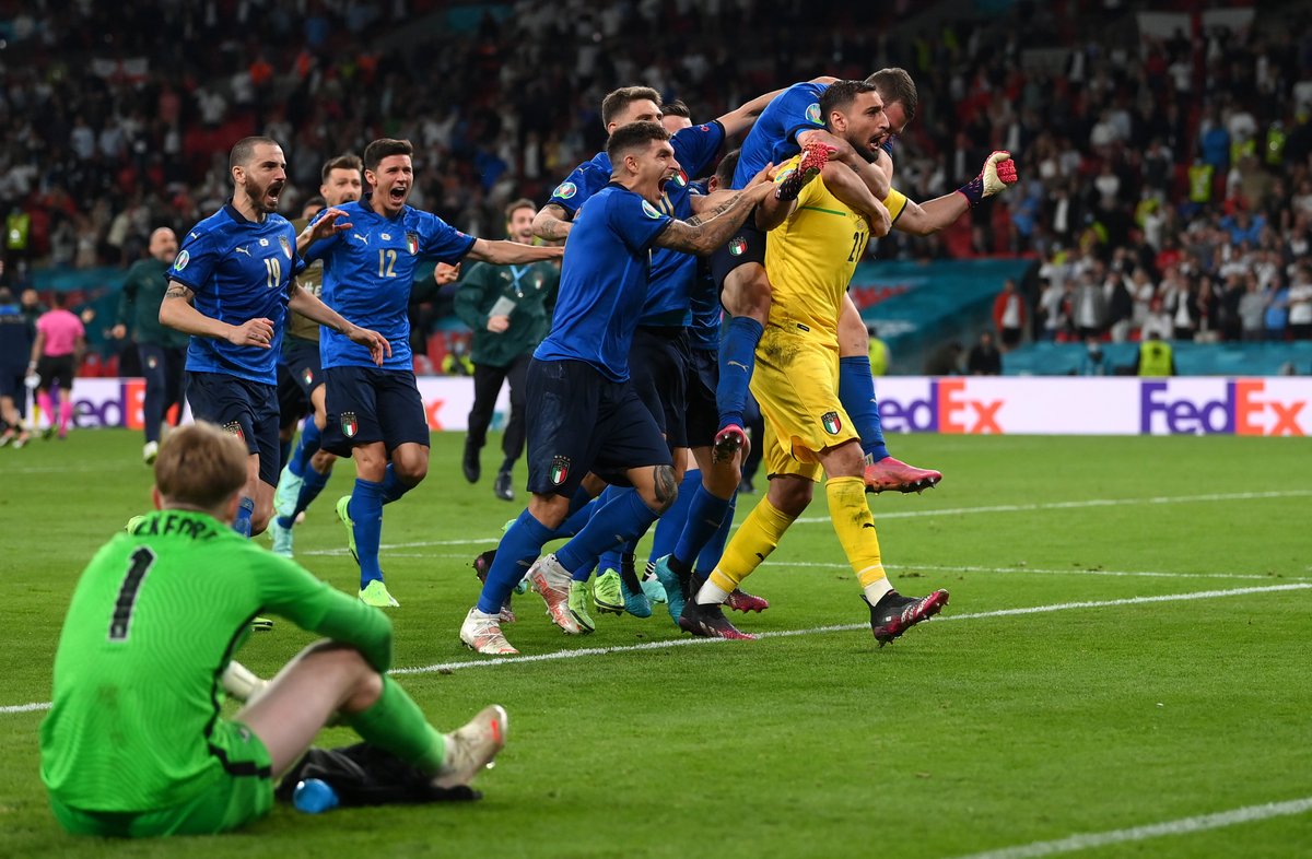 Azzurri's tweet photo. #RinascimentoAzzurro 🏆🇮🇹

✨ 𝑀𝑜𝑚𝑒𝑛𝑡𝑖 𝑚𝑎𝑔𝑖𝑐𝑖 𝑑𝑖 𝑢𝑛𝑎 𝑛𝑜𝑡𝑡𝑒 𝑚𝑎𝑔𝑖𝑐𝑎...

🇮🇹🏴󠁧󠁢󠁥󠁮󠁧󠁿 Italia-Inghilterra 1-1 (3-2 dcr)

#Nazionale #Azzurri #VivoAzzurro https://t.co/F4sT7Dq90U