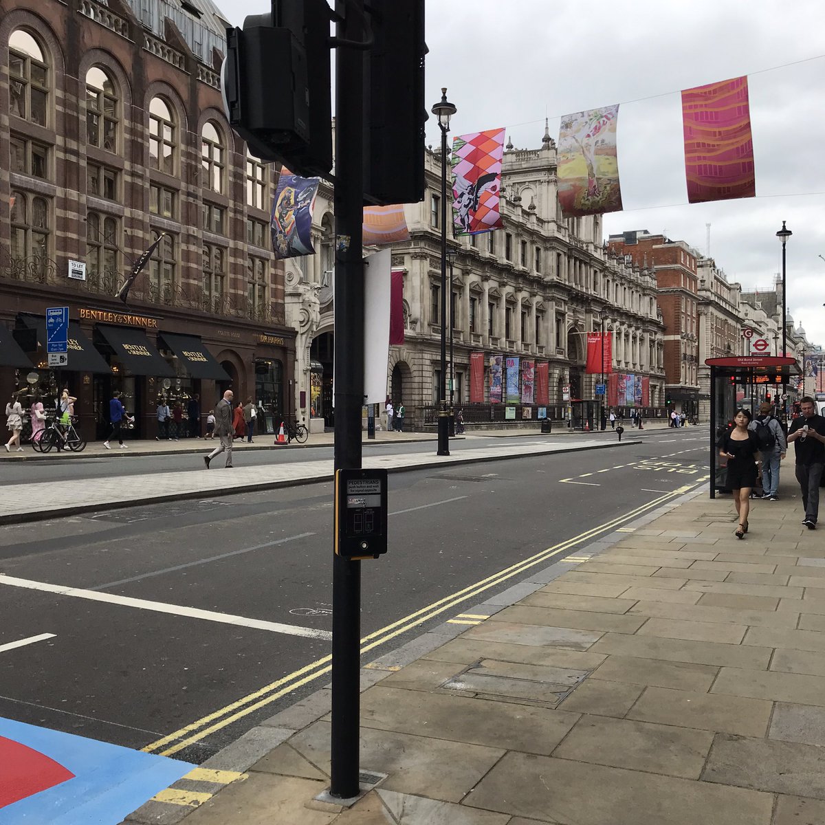 A colourful street in a grey day 🧚 #London #piccadilly #art #streetphotography #artgallery #StreetArt #royalacademy