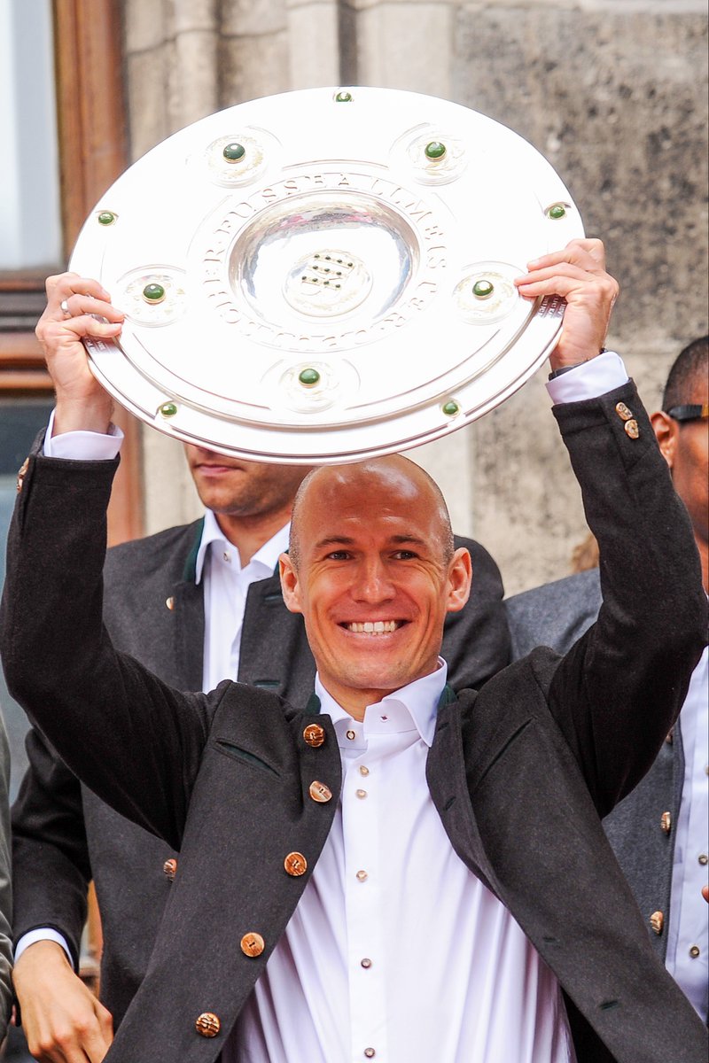 ActuFoot_'s tweet photo. 🔴 OFFICIEL ! Arjen Robben (37 ans) annonce qu’il prend sa retraite.

🏟 705 matches
⚽️ 246 buts
🅰️ 193 passes décisives
🏆 11 fois champion
🏆 Vainqueur de la LDC
🇳🇱 Finaliste de la Coupe du monde

Au revoir légende. 👋👑 https://t.co/vvuAc8zZxH