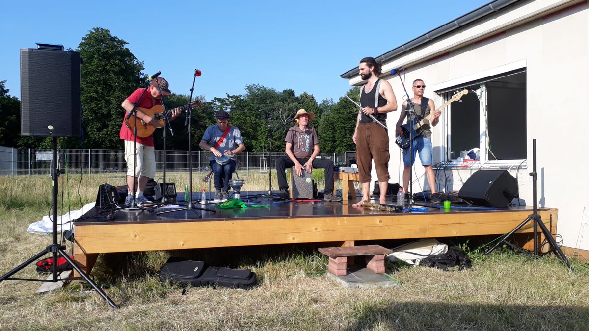 Wir haben mal unsere Feldmusik-Bühne und unsere Anlage getestet auf dem #TempelhoferFeld am #Haus104 SaraBande - Live Musik aus #Berlin <a href="/thf100/">100%THF #Klimaflughafen #TempelhoferFeld</a> <a href="/haus_104/">Haus 104</a> #Neukölln