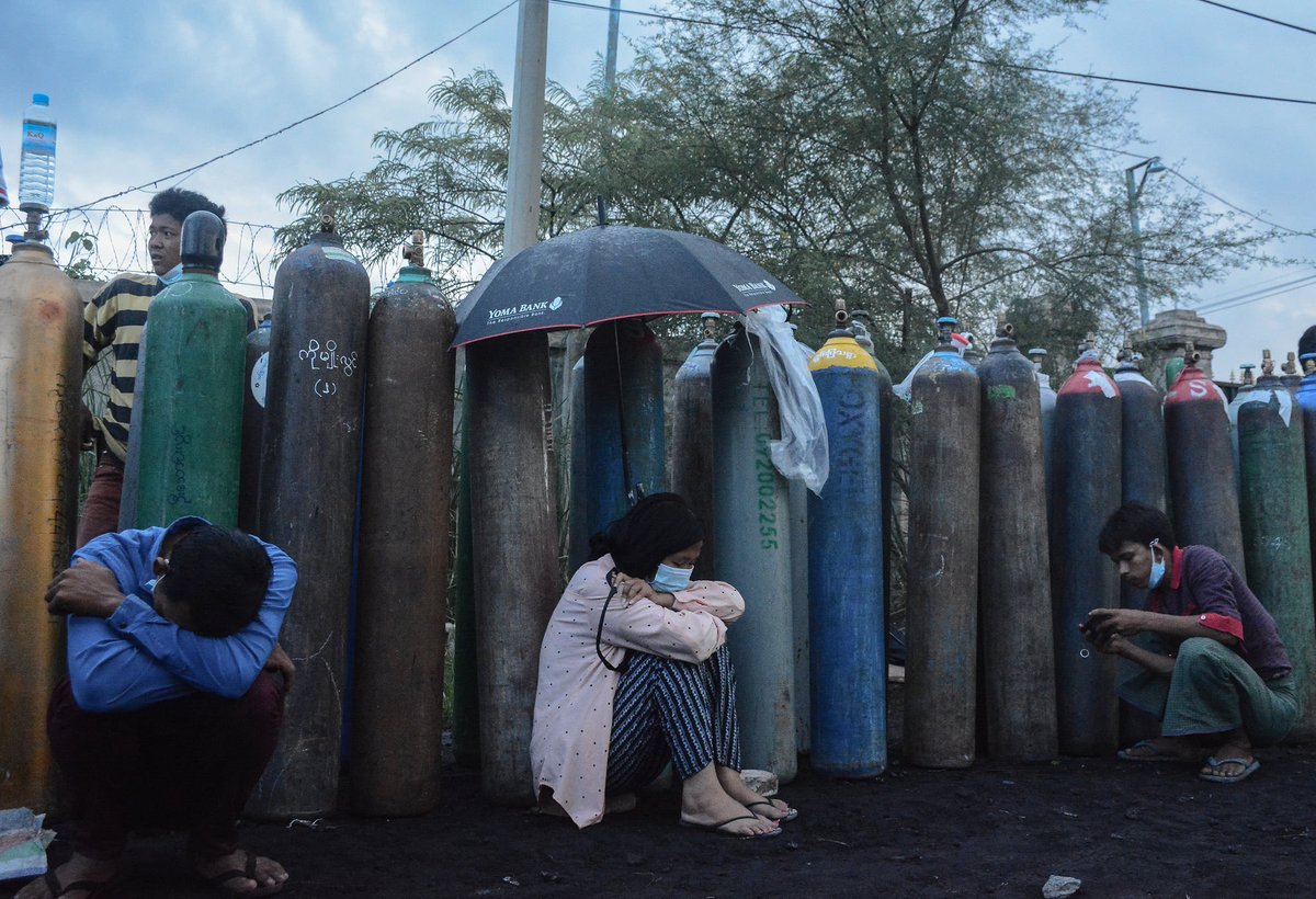 nslwin's tweet photo. MANDALAY:

Hundreds of Covid-19 patients are dying everyday due to shortage of OXYGEN. The people in Mandalay are waiting to refill the Oxygen tanks. Photos by Myanmar Pressphoto Agency 

#July15Coup #WhatsHappeningInMyanmar #MilkTeaAlliance https://t.co/9dNpvjFTuP