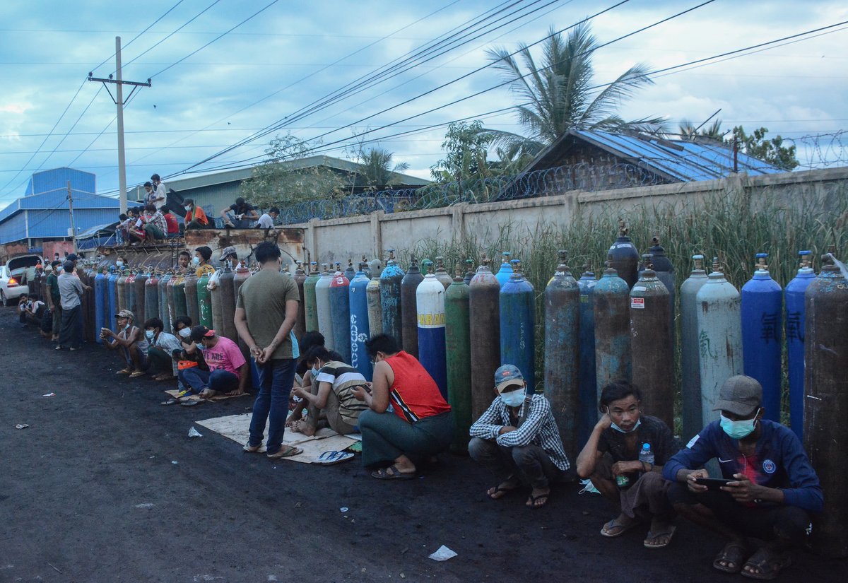 MANDALAY:

Hundreds of Covid-19 patients are dying everyday due to shortage of OXYGEN. The people in Mandalay are waiting to refill the Oxygen tanks. Photos by Myanmar Pressphoto Agency 

#July15Coup #WhatsHappeningInMyanmar #MilkTeaAlliance