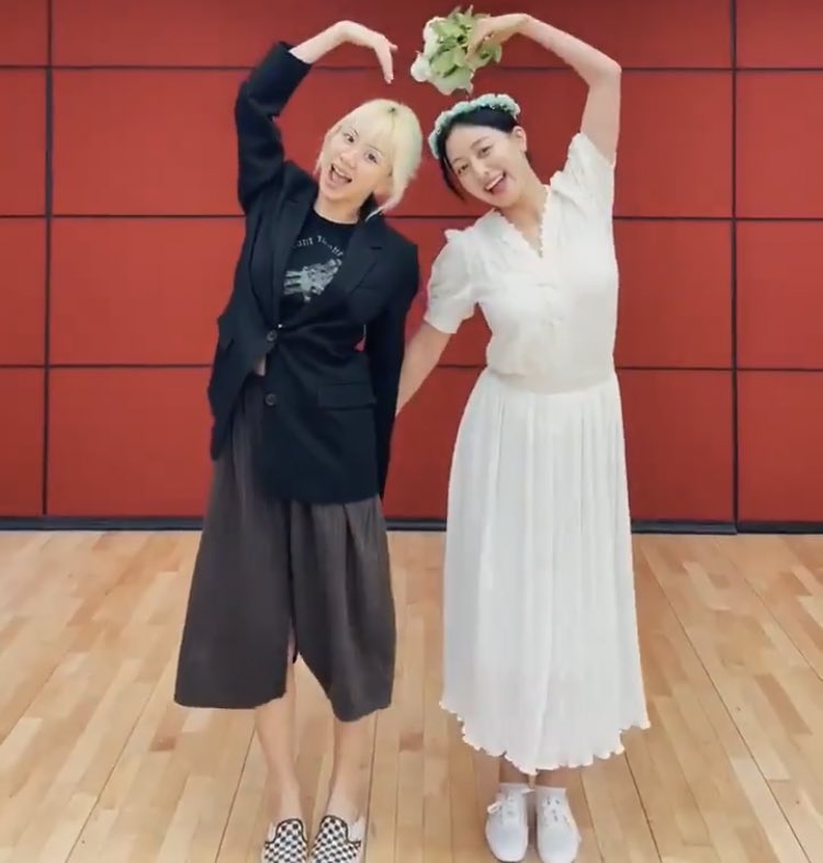 lilischaeng's tweet photo. JIHYO AND CHAEYOUNG FINALLY GOT MARRIED https://t.co/H2dpuJdAdc