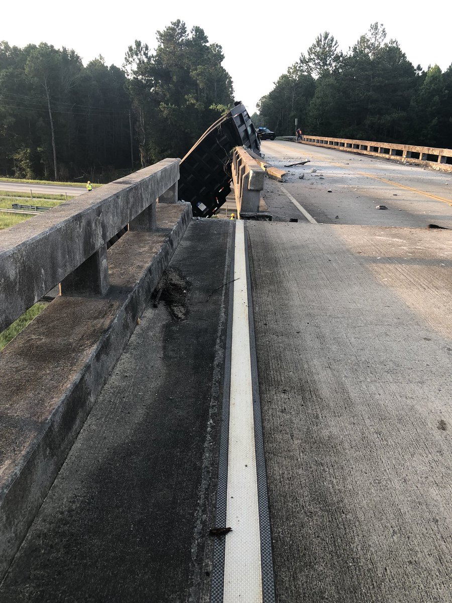 GDOTEast's tweet photo. More images of the situation. As u can 👀 the deck is off center.. https://t.co/ZPprfyjb8b