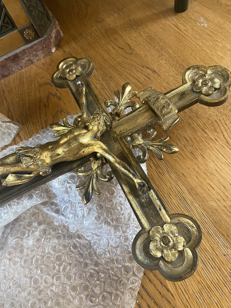 KTo_sevres's tweet photo. Notre croix restaurée est de retour ! Thomas Waroquier a fait un travail magnifique, si vous voulez découvrir ses créations originales : https://t.co/uO5ny3YQ4X #christ #croix #metiersdart #artisanat #sculpture https://t.co/f02uedo2D3