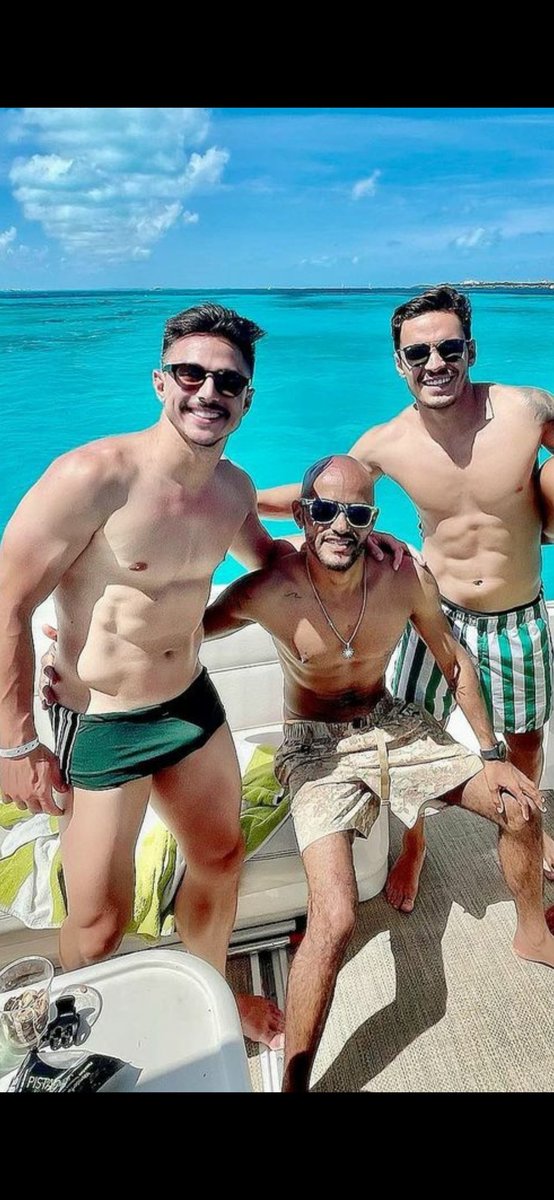 Paparazzo__'s tweet photo. #williambigode #palmeiras #sunga #short #homemhetero #mala #maludo #bulge #bulgepublic 10 anos atrás e agora. Este homem só melhora https://t.co/XLj0G6Yckt