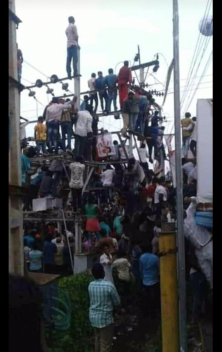 Bhargavinaidu21's tweet photo. ఏందయ్యా ఇది 🤯😳.....
ఇంత రిస్క్ చేయాలంటే ఒకటి జీవితం మీద ఆశ అయినా పోవాలి... లేదంటే ఒచ్చినోడు జీవితమే అయ్ఉండాలి ❤✊🏻️

ADV HBD PAWAN KALYAN  #పవనోత్సవం https://t.co/RruXw210DX