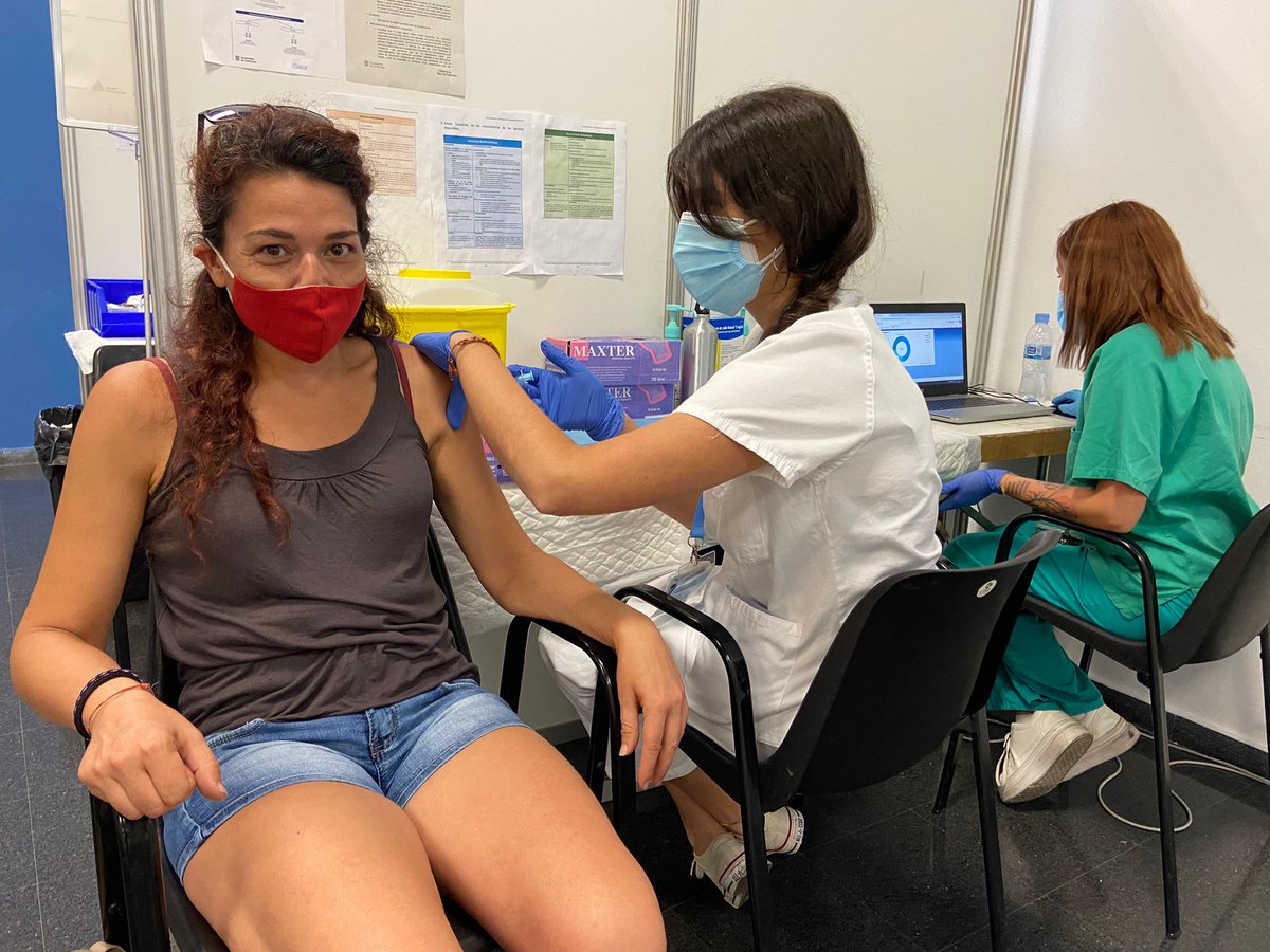 icscat's tweet photo. Avui hem administrat la vacuna 2️⃣5️⃣0⃣.0⃣0⃣0⃣ a @fargahospitalet

💙 Gràcies a tots els professionals sanitaris #icscat que ho feu possible! #apcostaponent https://t.co/4SWU2pZvx3