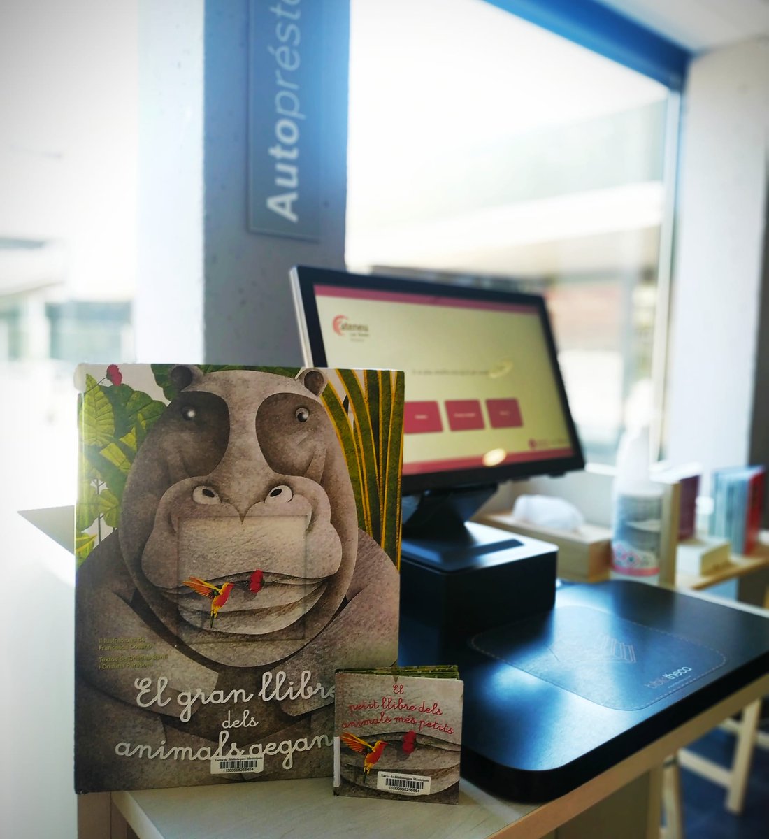 bmanresaab's tweet photo. Aquesta setmana hem explicat a les #visites #casaldestiu #lab0_6 📚😍
📖 “El gran llibre dels animals gegants" i "El petit llibre dels animals més petits"
📖 “1, 2, 3...¡Ya! : los récords deportivos de los animales”
📖 “No com tots”
#estiualabiblioteca #manresa #bibliotequesxbm https://t.co/qjh2dSHxfM