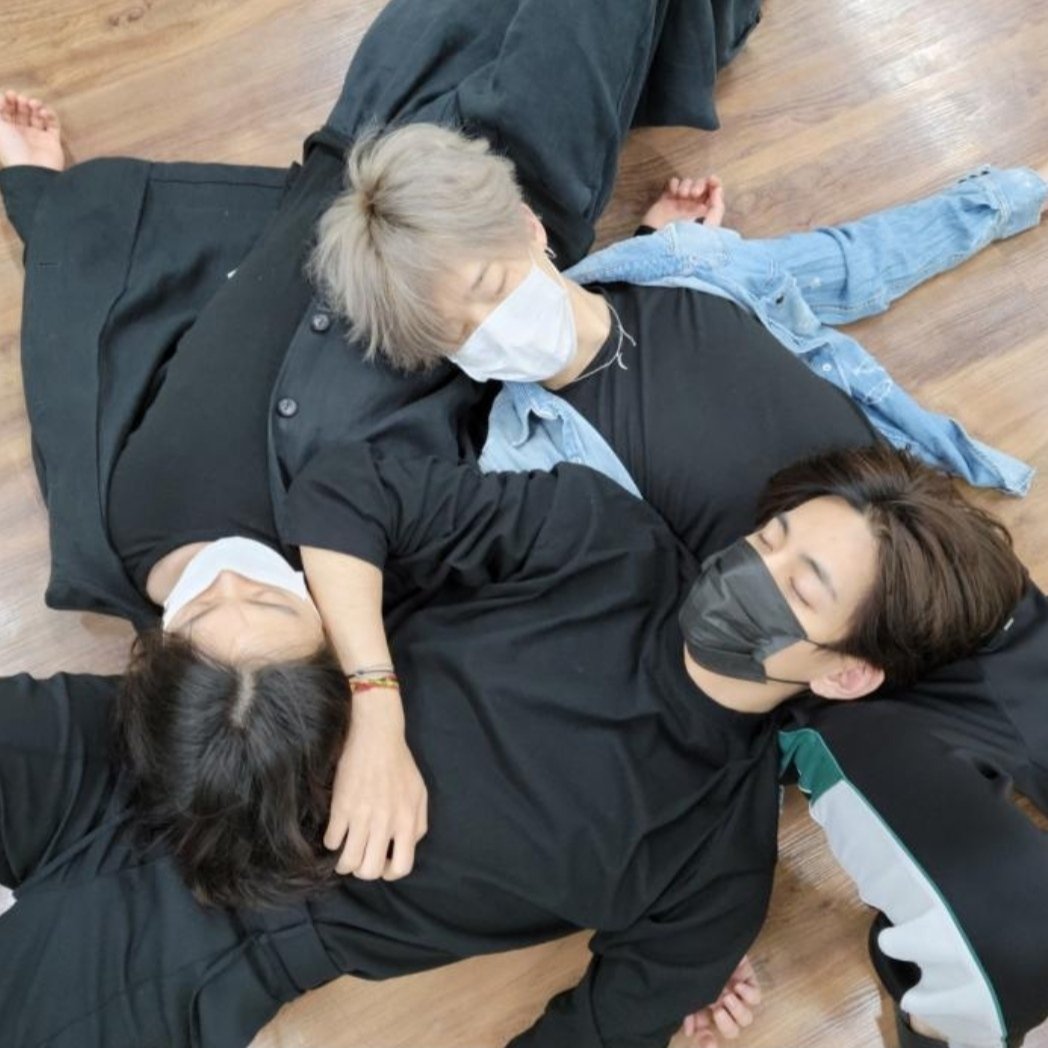 BNGDLESIRES's tweet photo. ⭑Sleeping giants

#BTS #방탄소년단 @BTS_twt 
#GIDLE #여자아이들 @G_I_DLE https://t.co/GlO223Io3p