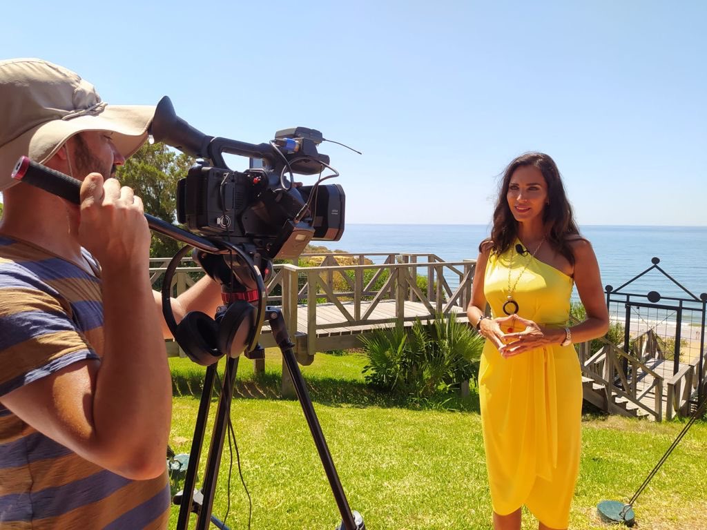 paradores's tweet photo. Hoy han estado grabando en las instalaciones del Parador de #Mazagón el programa "A TODA COSTA" @VeranoCSur de @canalsur 
con @teresamartinb. https://t.co/onsC5Xl183