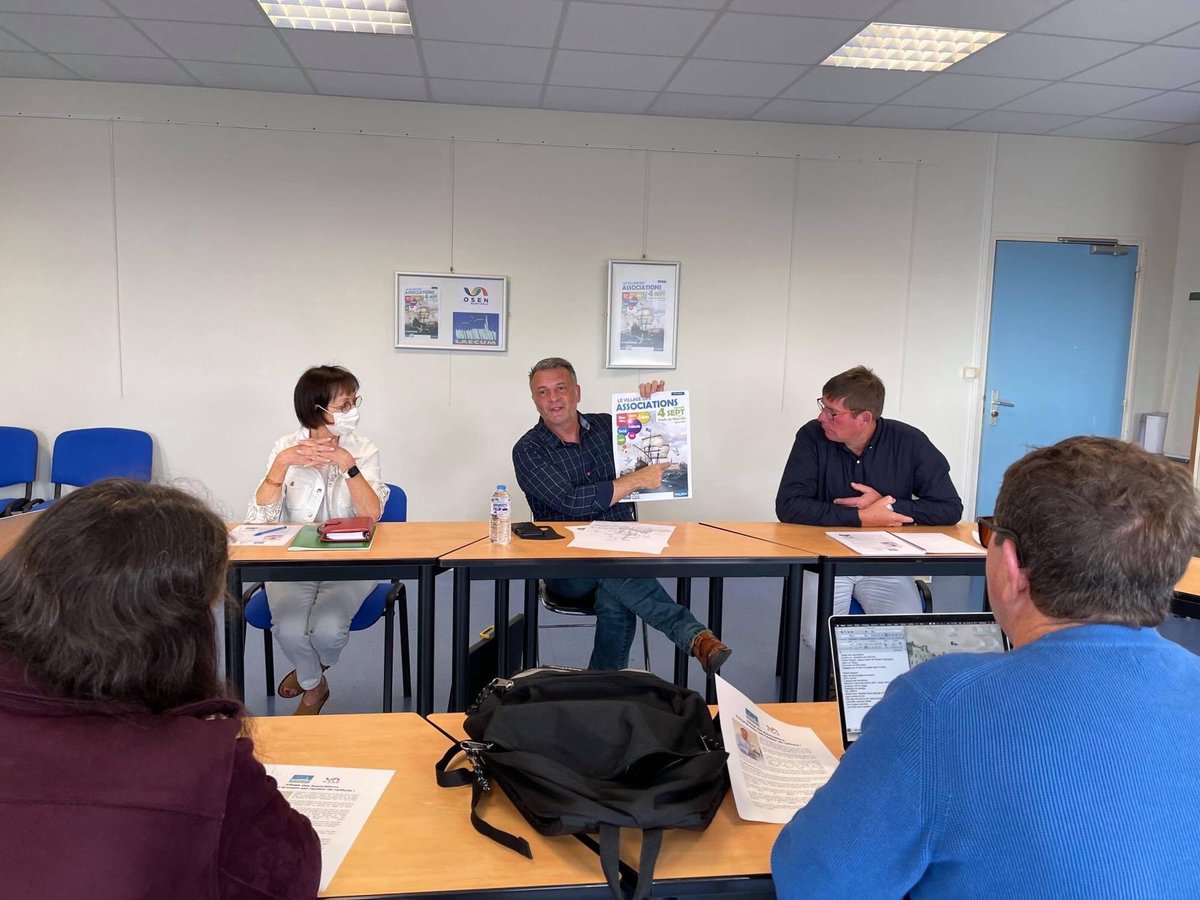 Laecum35's tweet photo. 🖼 Présentation à la presse locale de l'affiche du #VillagedesAssociations de #SaintMalo.
✍️ C’est à l’auteur malouin de BD, #PascalBresson, que #LAECUM et l'#OSEN ont confié la réalisation de cette affiche, lui qui avait accepté d’être le parrain du Village en 2019. https://t.co/doGsYEkF1h