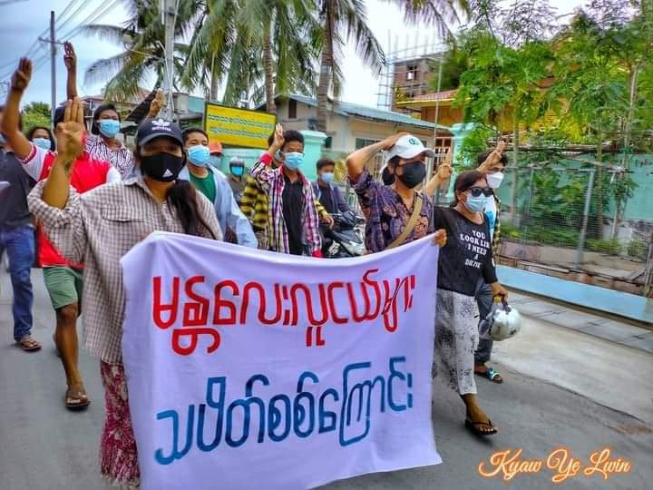 Daniel78037553's tweet photo. Evening #Youths Strike against Military Dictatorship in #Mandalay. 
#MyanmarCovidSOS 
#WhatsHappeningInMyanmar 
#July15Coup https://t.co/VlQq7kLZxd