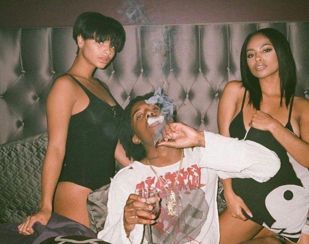 So we finna ignore the swastika on carti’s shirt? 