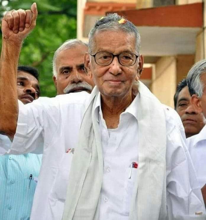 pinarayivijayan's tweet photo. Veteran communist and freedom fighter Com. N. Sankaraiah turns 100 today. His selfless service to the people and pioneering work in building @cpimspeak is an inspiration to all of us. Happy birthday dear Comrade! https://t.co/zw4LUg05TX