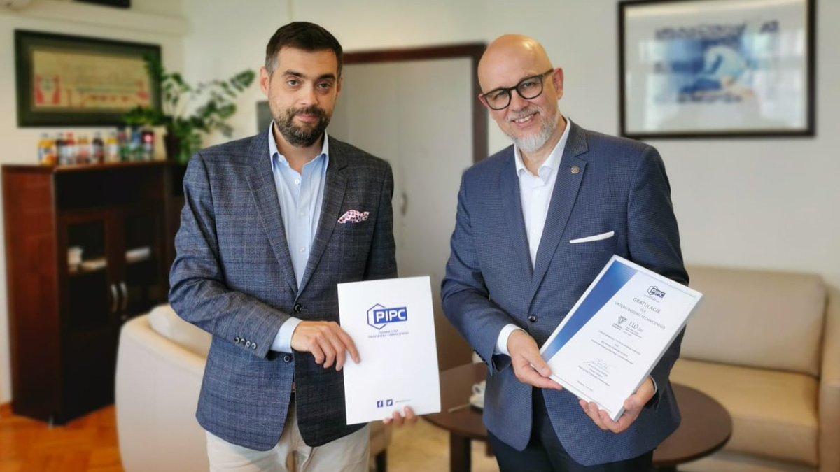 <a href="/UrzadDozoruTech/">UDT</a> od 110 lat wspiera rozwój i dba o bezpieczeństwo. Z tej okazji Prezes Zarządu #PIPC dr inż. Tomasz Zieliński <a href="/Zielinski_TZ/">dr Tomasz Zieliński</a> osobiście złożył na ręce Prezesa UDT dr. inż. Andrzeja Ziółkowskiego gratulacje i życzenia dalszych sukcesów. 🤝